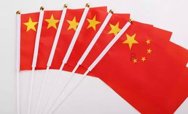 扮靓车厢迎新春 公交车内“年味浓”